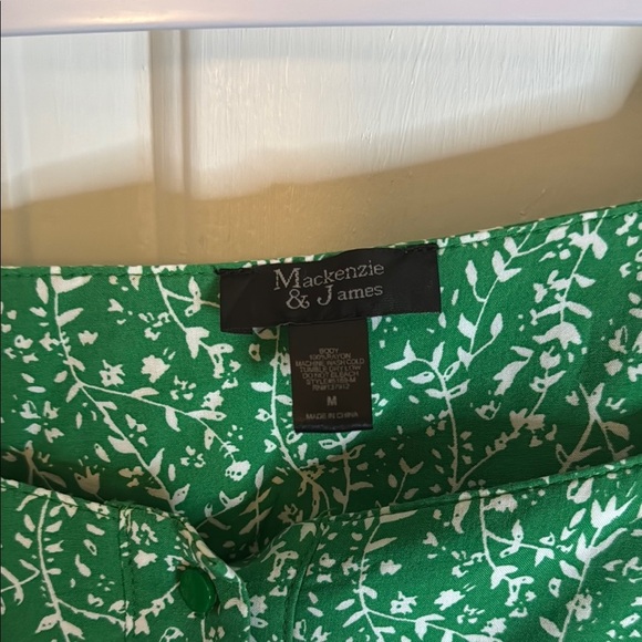 Mackenzie & James Green Floral Women's Button Down Sleeveless Flowy Top - Picture 2 of 8